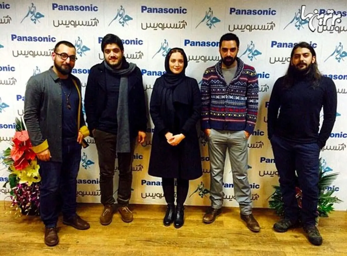 بهنوش طباطبایی در میان چارتاری ها در پشت صحنه کنسرت/عکس
