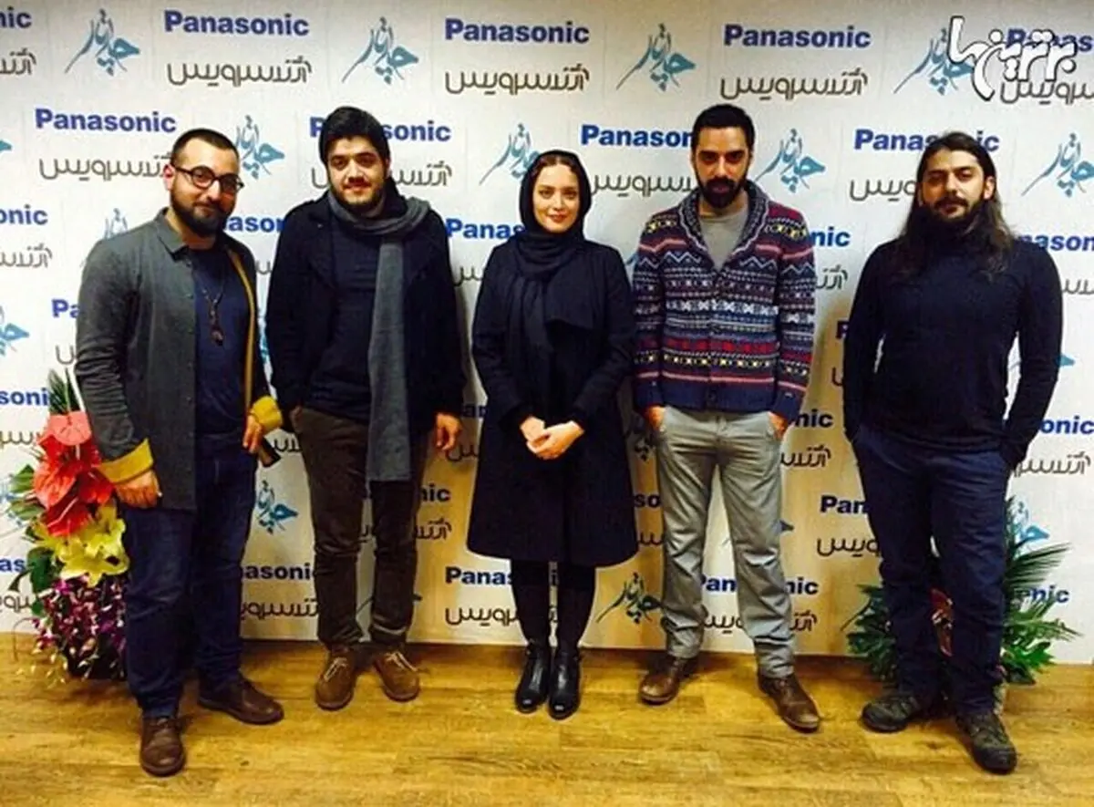 بهنوش طباطبایی در میان چارتاری ها در پشت صحنه کنسرت/عکس