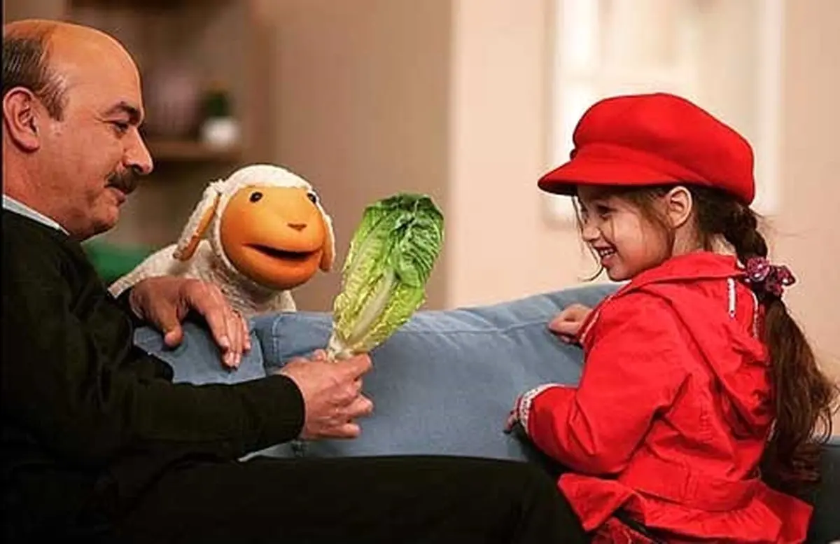 همانطور که بنیامین وعده داده بود؛ بارانا بهادری در کنار عروسک‌های کلاه قرمزی +عکس