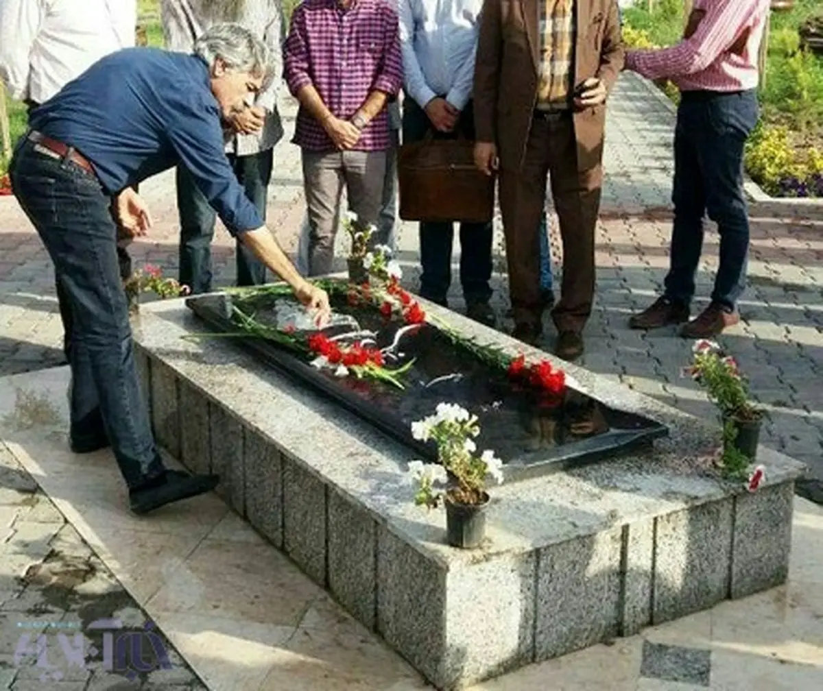 کیهان کلهر بر مزار استاد لطفی / عکس