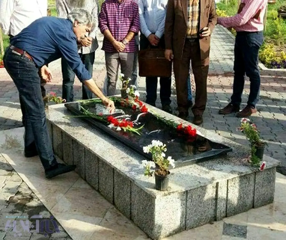 کیهان کلهر بر مزار استاد لطفی / عکس