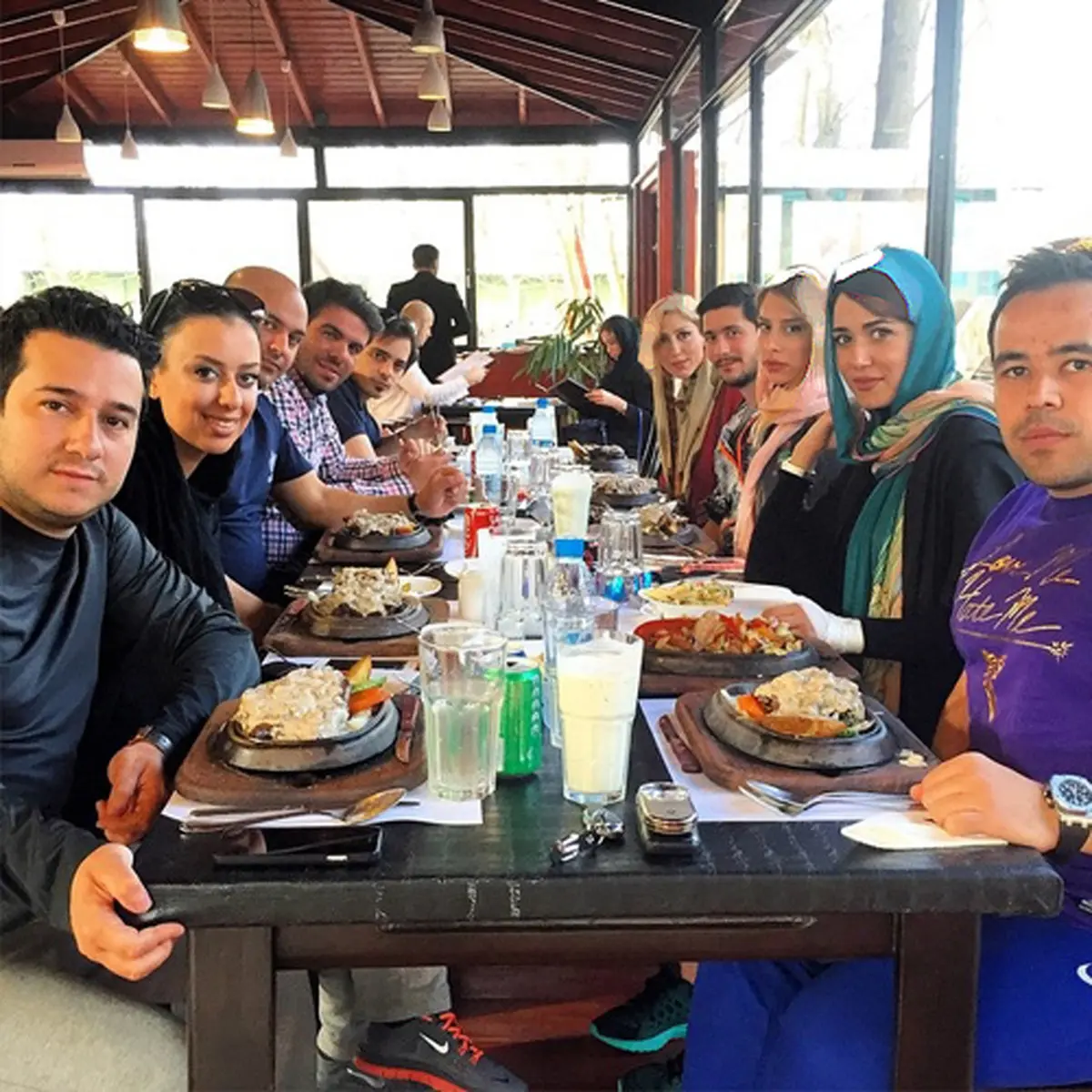 تصویری از دورهمی پریناز ایزدیار و دوستان اش