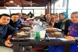 تصویری از دورهمی پریناز ایزدیار و دوستان اش