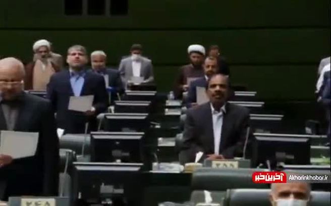 لحظه سوگندخوردن نمایندگان مجلس یازدهم + ویدئو