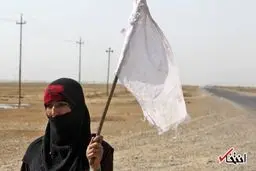 فرار یک خانواده از دست داعش با پرچم سفید/تصاویر