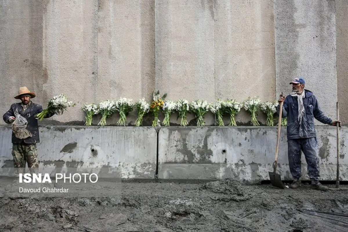 شاخه گل هایی برای قهرمانان پلاسکو/عکس