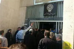 اعتراض سهامداران در تالار بورس/ درب‌های تالار شیشه‌ای بسته شد+ عکس