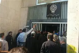 اعتراض سهامداران در تالار بورس/ درب‌های تالار شیشه‌ای بسته شد+ عکس
