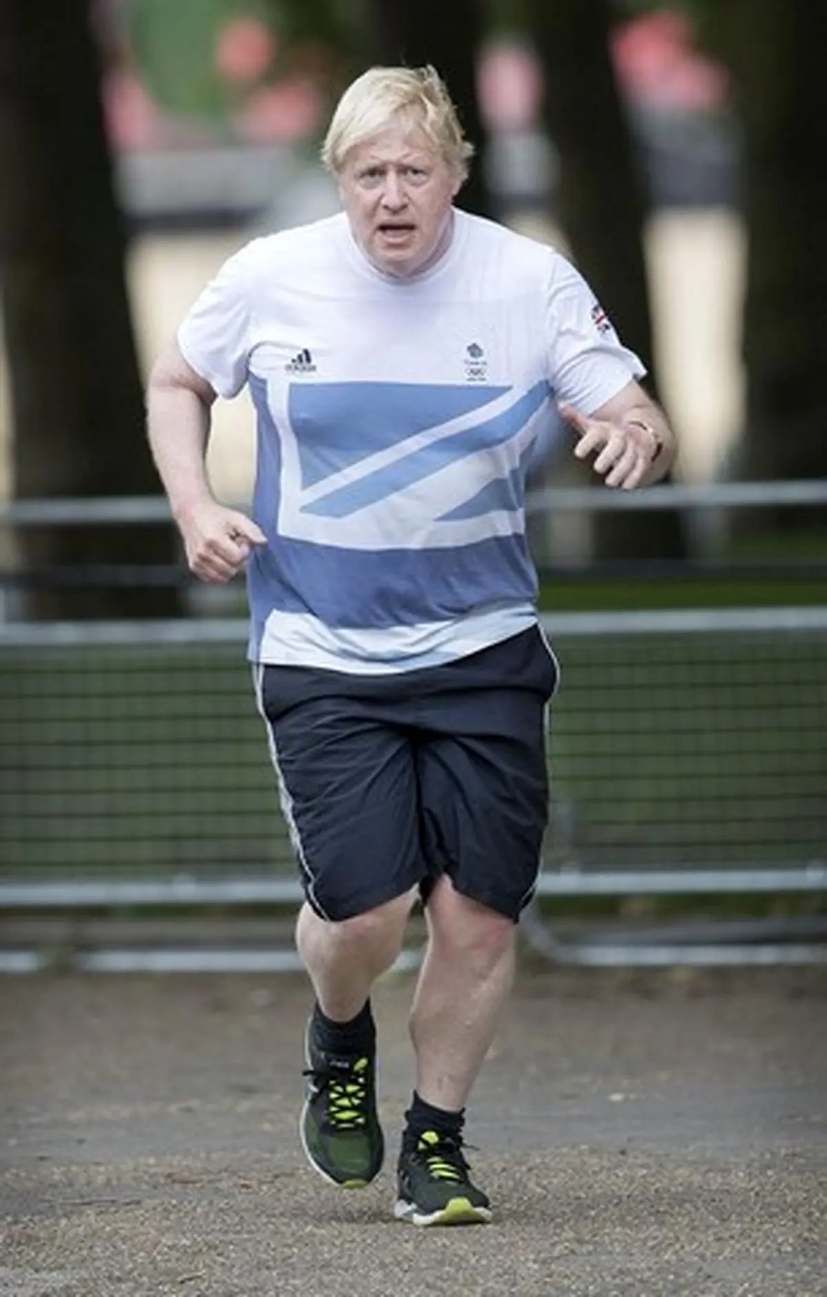 تیپ وزیر خارجه بریتانیا در ورزش صبحگاهی!/عکس