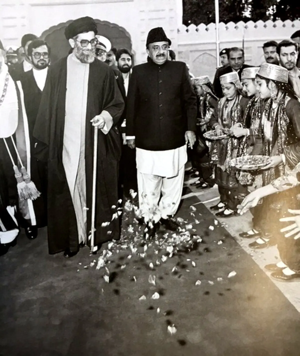 استقبال تاریخی مردم پاکستان از مقام معظم رهبری در دوران ریاست جمهوری/ عکس