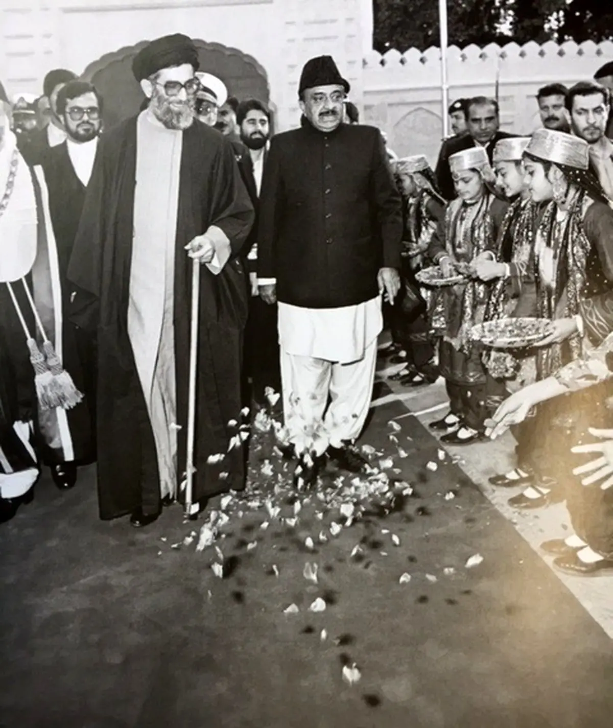 استقبال تاریخی مردم پاکستان از مقام معظم رهبری در دوران ریاست جمهوری/ عکس