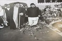 استقبال تاریخی مردم پاکستان از مقام معظم رهبری در دوران ریاست جمهوری/ عکس