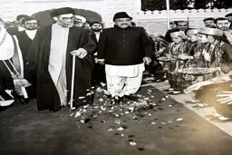 استقبال تاریخی مردم پاکستان از مقام معظم رهبری در دوران ریاست جمهوری/ عکس