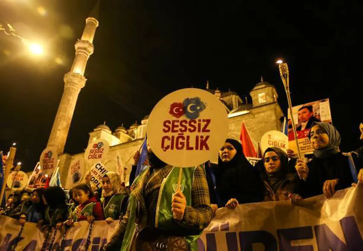 عکس / تظاهرات شهروندان ترکیه علیه سرکوب مسلمانان منطقه سین کیانگ چین