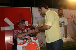 هدیه جانباز پرسپولیسی به علی کریمی/ عکس