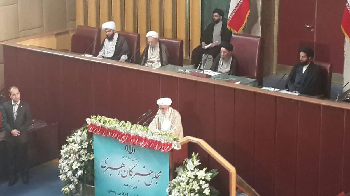 آیت‌الله جنتی در حال قرائت گزارش انتخابات خبرگان رهبری/عکس