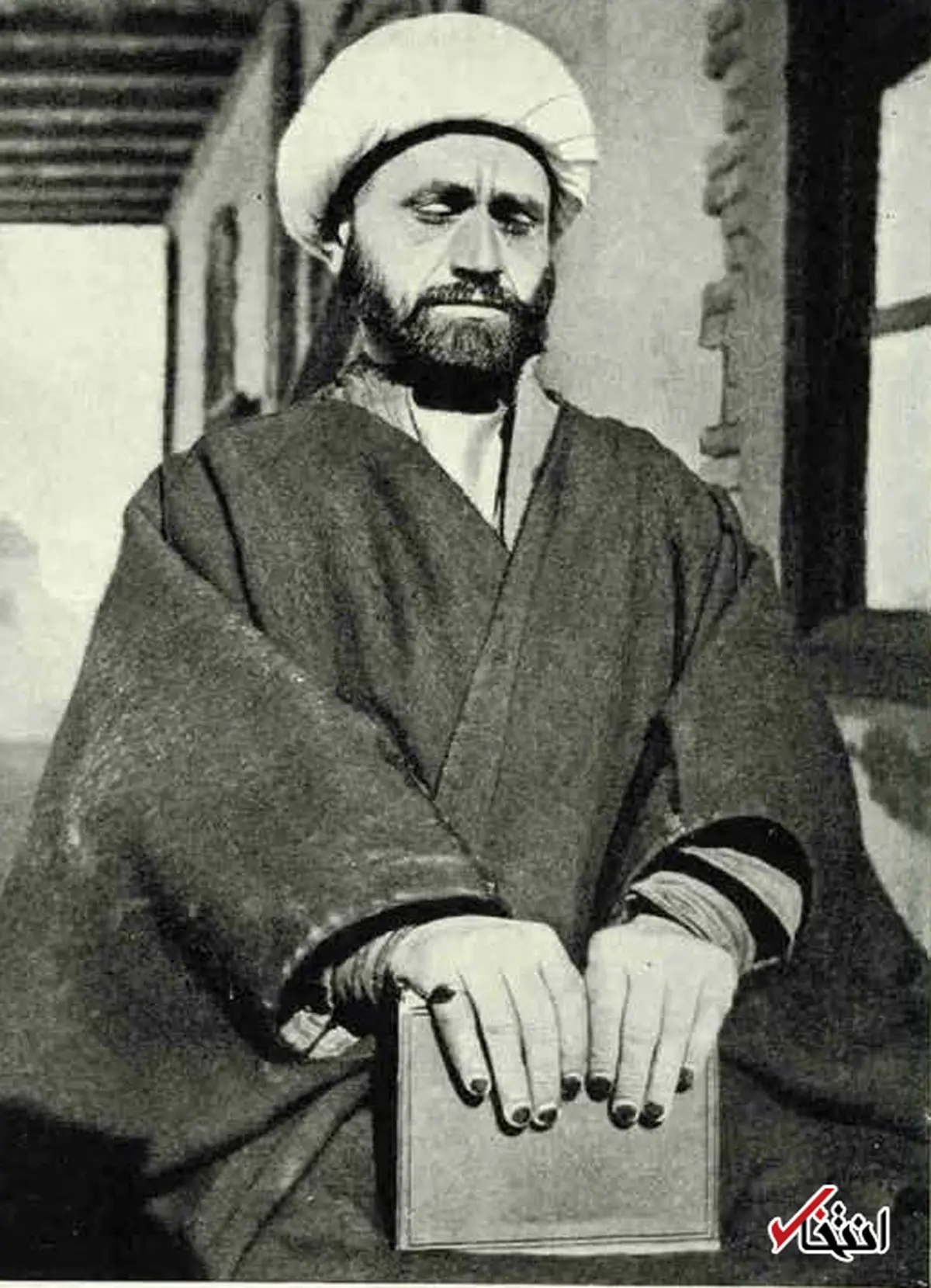 تصویری از یک روحانی که به ناخن هایش حنا زده است