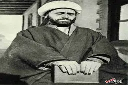 تصویری از یک روحانی که به ناخن هایش حنا زده است