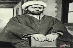تصویری از یک روحانی که به ناخن هایش حنا زده است