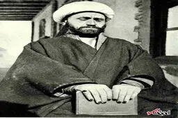 تصویری از یک روحانی که به ناخن هایش حنا زده است