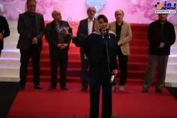 تصويري از سارا بهرامی در هنگام دريافت سيمرغ بهترين بازيگر زن جشنواره فيلم فجر