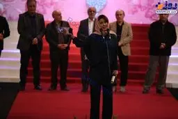 تصويري از سارا بهرامی در هنگام دريافت سيمرغ بهترين بازيگر زن جشنواره فيلم فجر