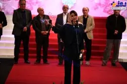 تصويري از سارا بهرامی در هنگام دريافت سيمرغ بهترين بازيگر زن جشنواره فيلم فجر