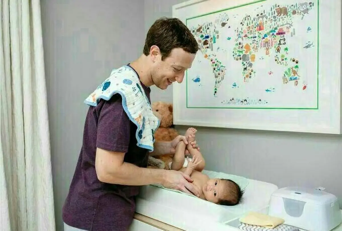 موسس فیس‌بوک در حال بچه داری/عکس