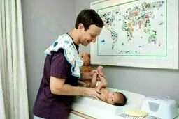 موسس فیس‌بوک در حال بچه داری/عکس