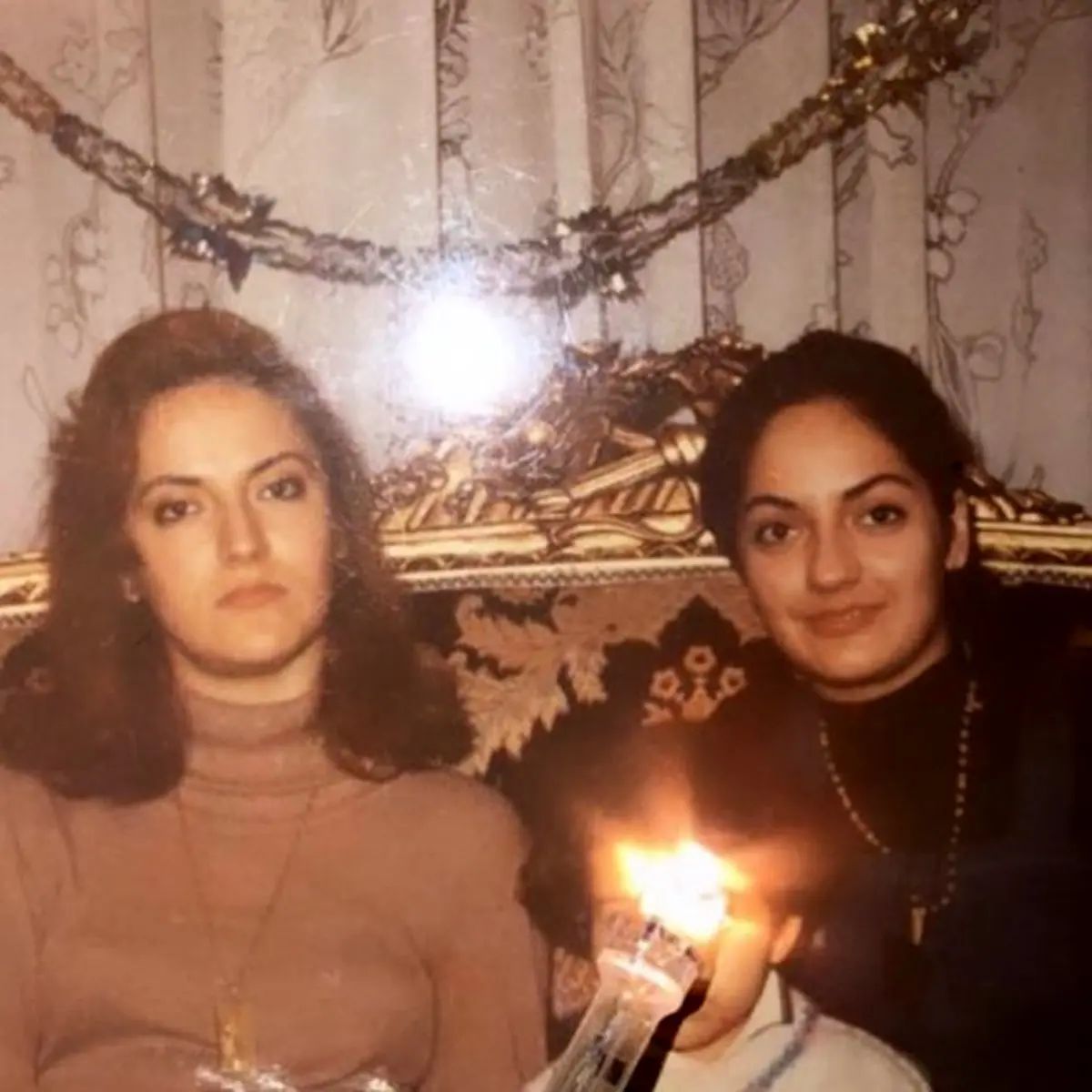 عکس قدیمی از مهناز افشار در کنار خواهرش