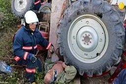 تصاویر دل خراش واژگونی تراکتور روی پیرمرد ۸۱ ساله