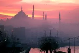تصاویری رویایی از استانبول غرق در مه