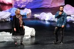 تیپ متفاوت نوید محمد زاده در جشنواره تئاتر دانشگاهی/عکس