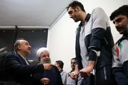 دیدار رئیس‌جمهور با بلند قامتان نشسته/تصاویر