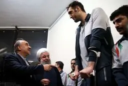 دیدار رئیس‌جمهور با بلند قامتان نشسته/تصاویر