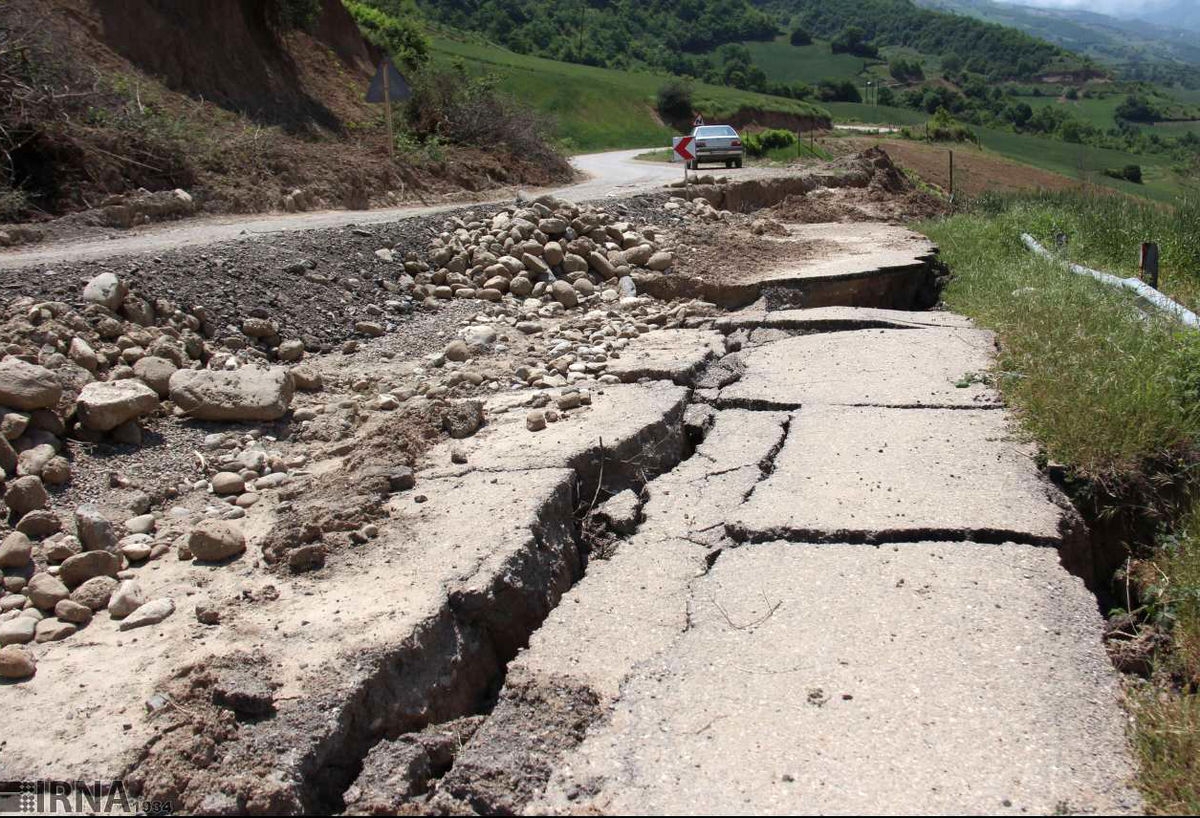 عکس/ رانش زمین در روستای قلعه قافه بالا در مینودشت