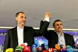 احمدی نژاد دست بقایی را بالا برد/ عکس