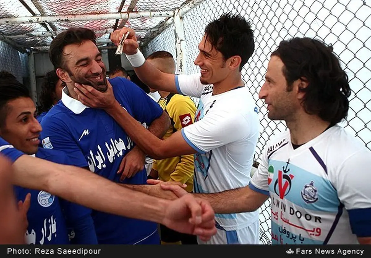 شوخی بازیکن ملوان با حنیف عمران زاده!/عکس