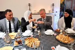 پادشاه بلژیک بر سر سفره افطار/عکس