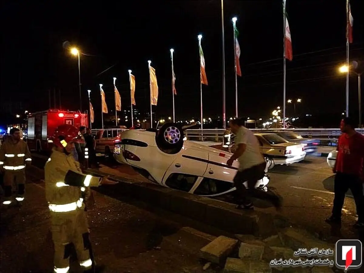 تصادف و واژگونی پژو ۲۰۶ در بزرگراه بعثت/تصاویر
