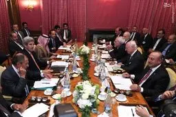 ظریف و همتای عربستانی‌اش در لوزان/عکس