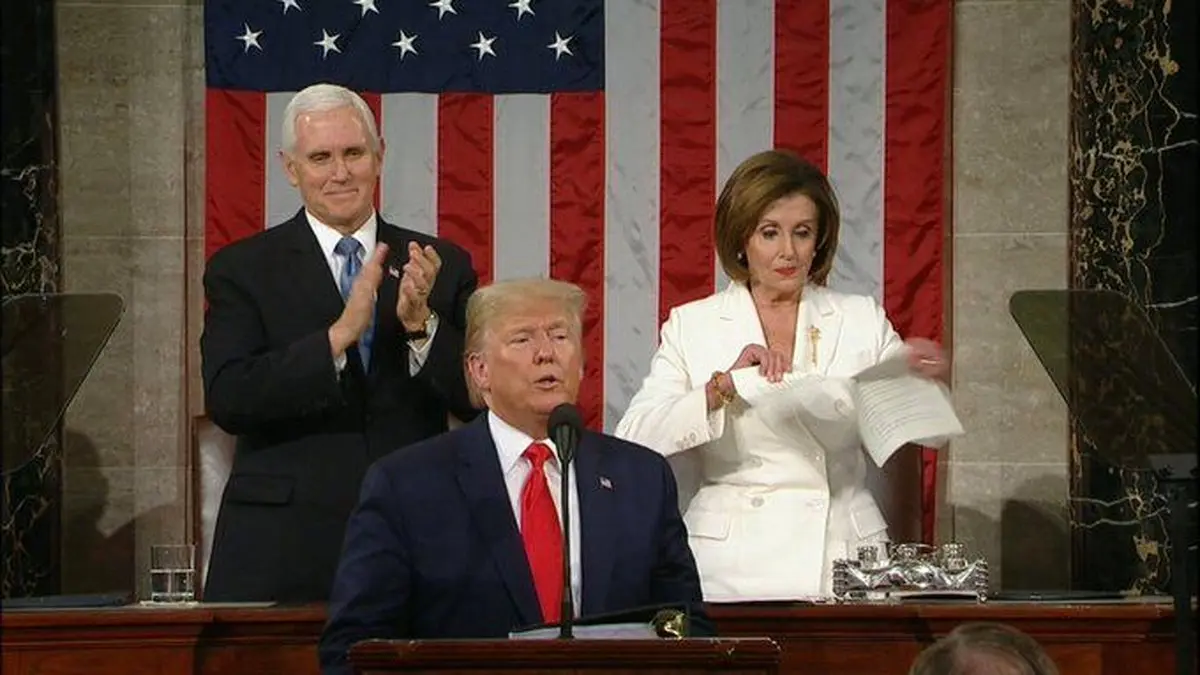 حواشی جنجالی نطق سالانه ترامپ: پلوسی جلوی دوربین ها متن سخنرانی ترامپ را پاره کرد + عکس