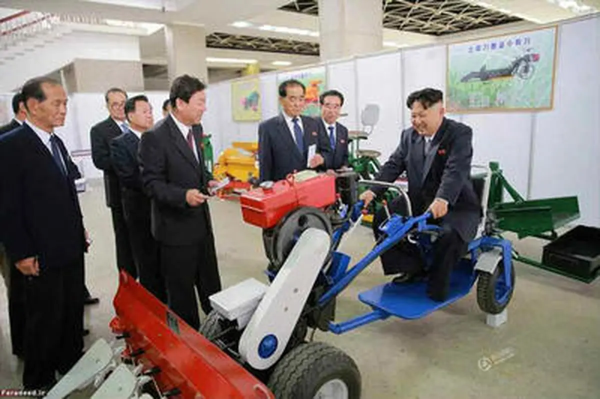 تراکتور سواری کیم جونگ اون/ تصاویر