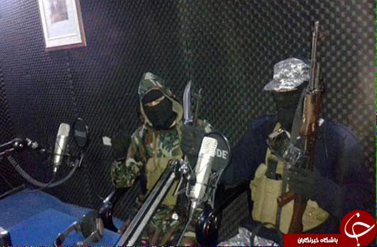 تصویری عجیب از استودیوی رادیو داعش!