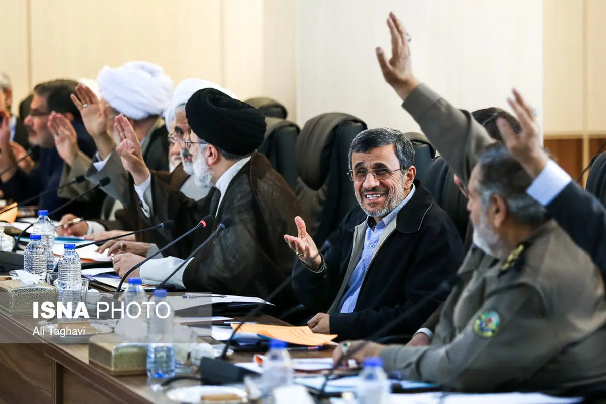 خنده‌های معنی‌دار و جالب احمدی‌نژاد در مجمع تشخیص مصلحت نظام