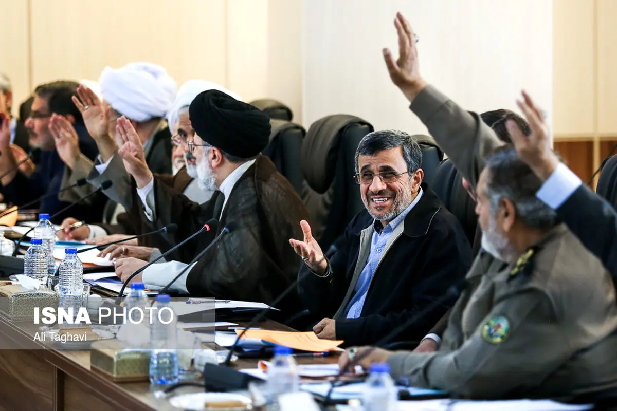 خنده‌های معنی‌دار و جالب احمدی‌نژاد در مجمع تشخیص مصلحت نظام