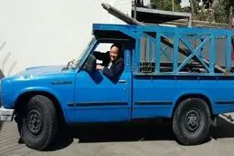 سفیرآلمان سوار بر نیسان آبی /عکس