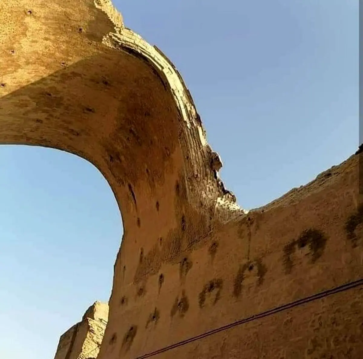 چه بر سر طاق کسری می‌آید؟