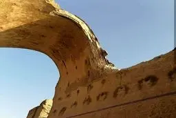 چه بر سر طاق کسری می‌آید؟