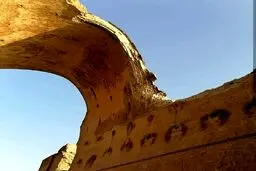 چه بر سر طاق کسری می‌آید؟